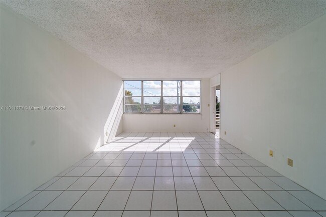 Building Photo - 2741 Taft St