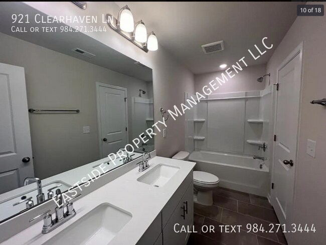Building Photo - 921 Clearhaven Ln