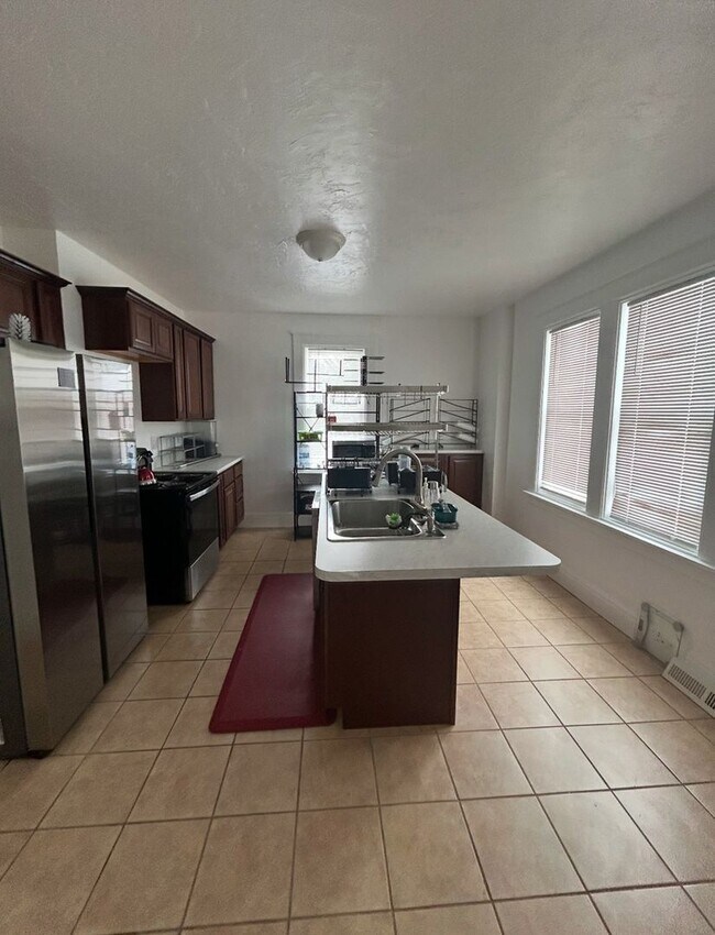 Building Photo - 1st month free w/ 2 or 3 year lease on lar...