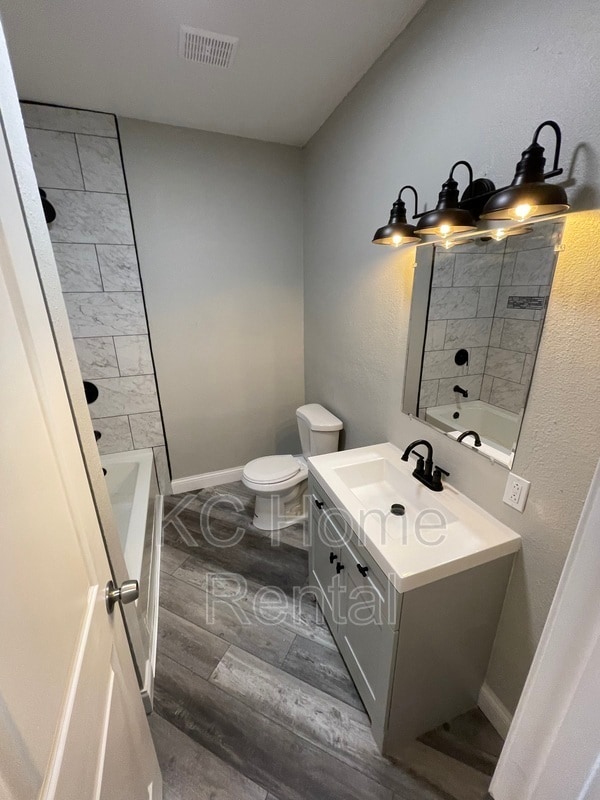 Building Photo - 3400 E 14th St