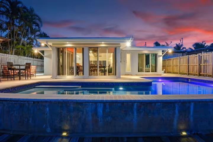 Building Photo - 2525 Gulfstream Ln