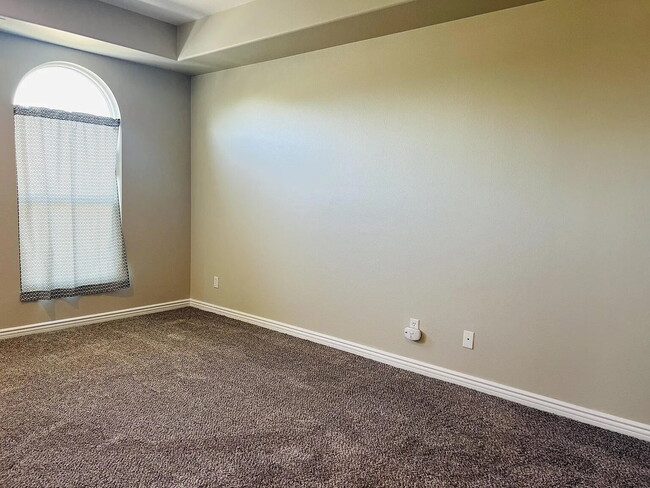 Building Photo - "Experience Elevated Living: Spacious 2-Bed, 3-Bath Oasis in La Quinta's Heart!"