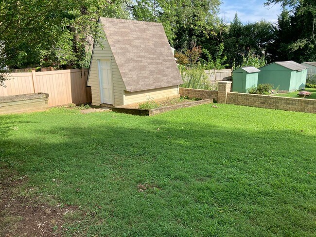 Building Photo - Charming 3-Bedroom, 2-Bath Split-Level Sin...
