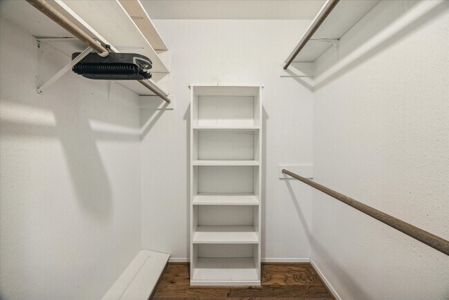 Building Photo - 5359 Little John Ln