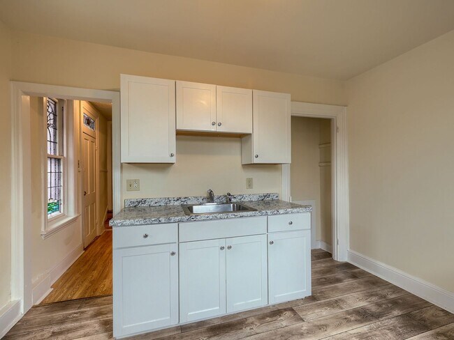 Building Photo - 211 Verbeke St