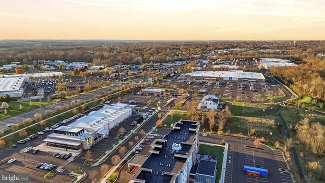 Building Photo - 1700 Beacon Ln