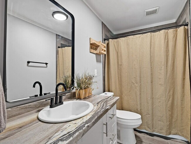 Building Photo - 2-Bedroom Furnished Home with Large Lot in...