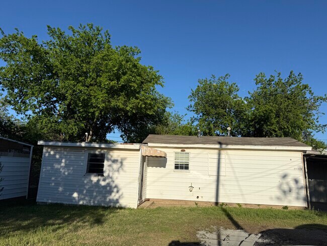 Building Photo - Lebanon rear