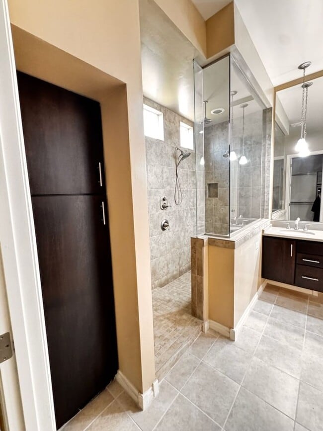 Building Photo - 4 Bedroom + den energy efficient Hamilton High