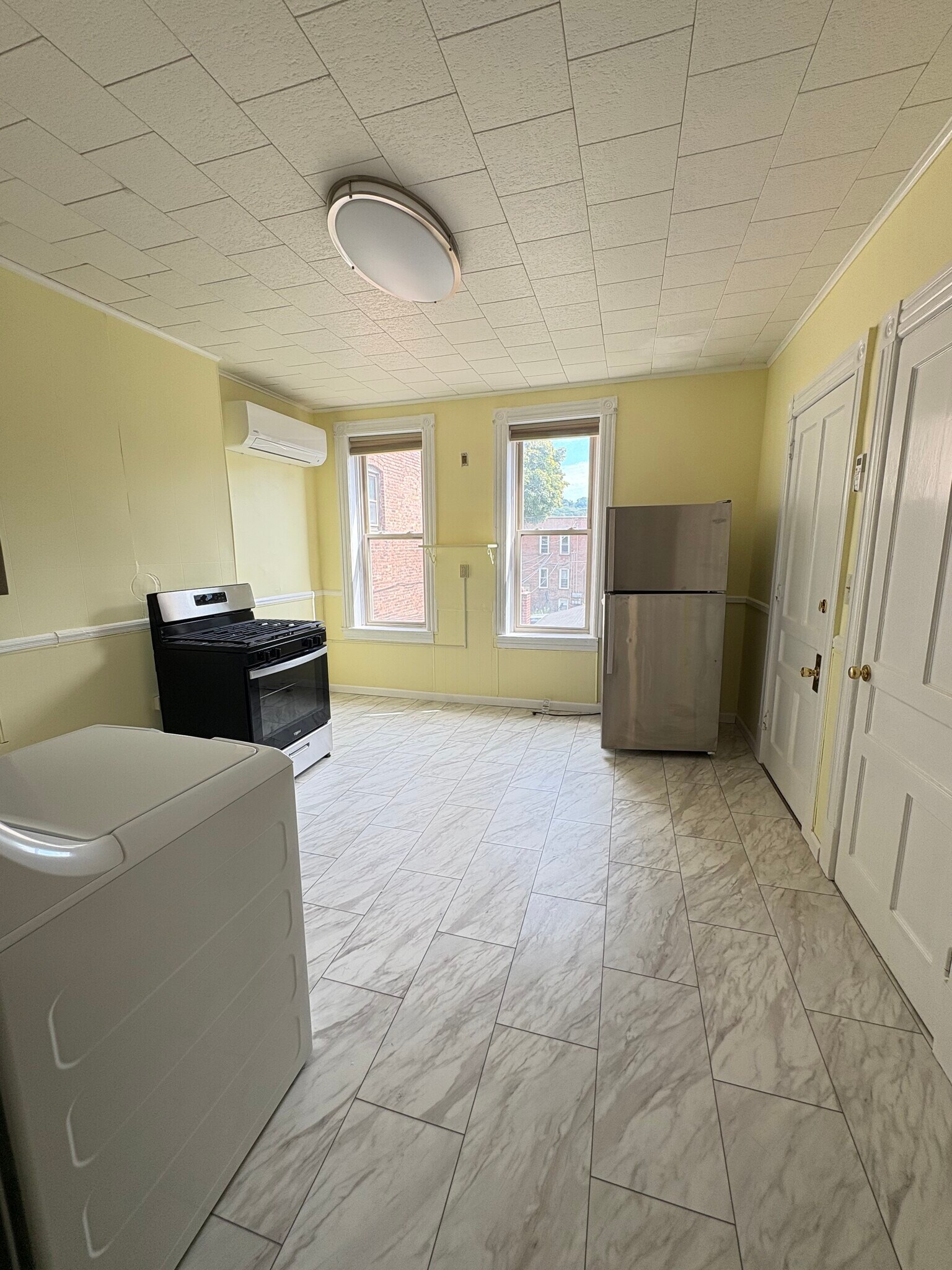 Building Photo - 326 3rd St