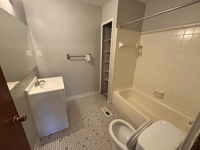 Building Photo - 4070 Agnes Ave