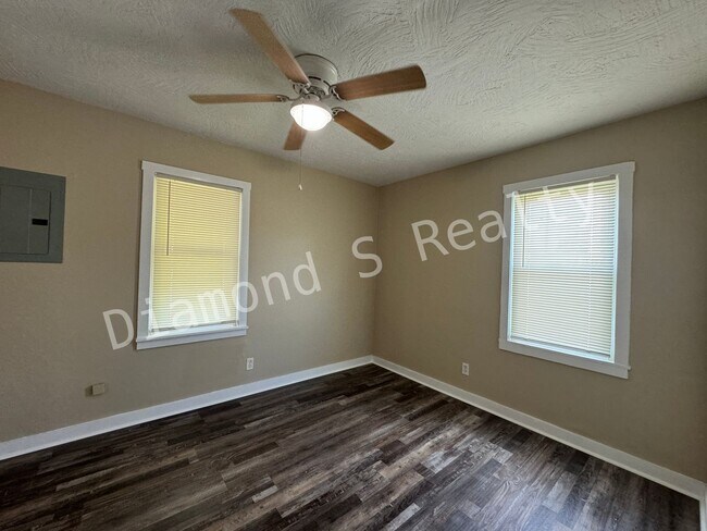 Building Photo - 1327 N Robberson Ave