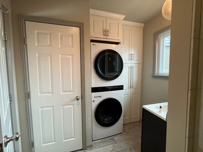 Building Photo - Beautifully renovated Midtown charmer