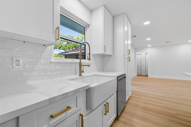 Building Photo - 9770 Cedardale Dr