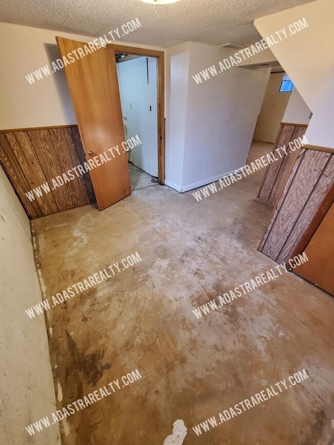 Building Photo - Affordable Olathe Townhome-Showing NOW!!