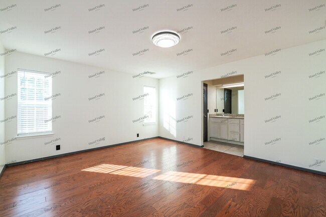 Building Photo - 1300 Kelly Park Rd