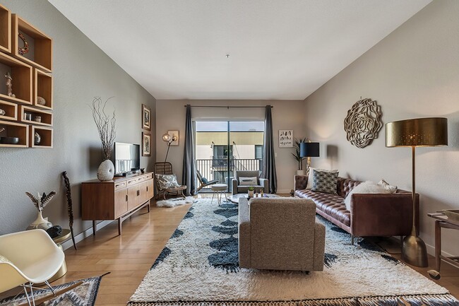 Building Photo - Top Floor 2 Bedroom Flat for Rent at Plant...