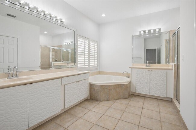 Building Photo - 11289 NW 65th Manor