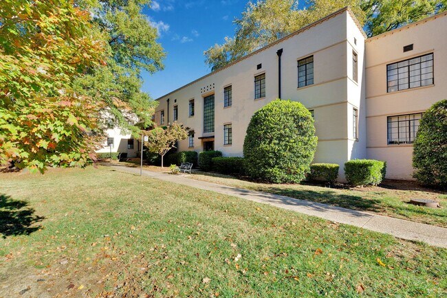 Building Photo - Fully furnished and thoughtfully updated top-floor condo in the heart of Dilworth at desirable My...