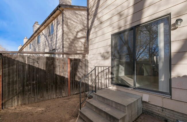 Building Photo - Charming Two-Story Townhome with Finished ...