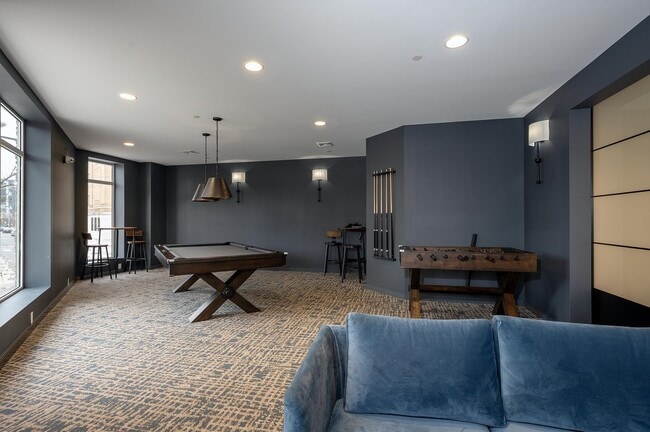 Building Photo - 425 3rd St