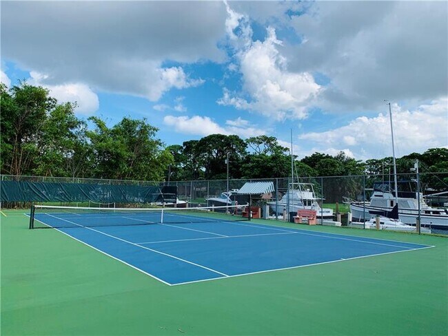 Building Photo - 900 River Reach Dr