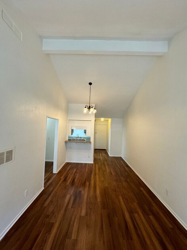Building Photo - 1218 Long Beach Blvd