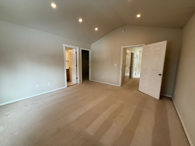 Building Photo - Beautifully Maintained 2 Bed/ 2.5 Bath - River Canyon Estates