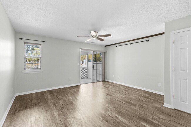 Building Photo - Charming Townhome with Water Views near The Market Common!