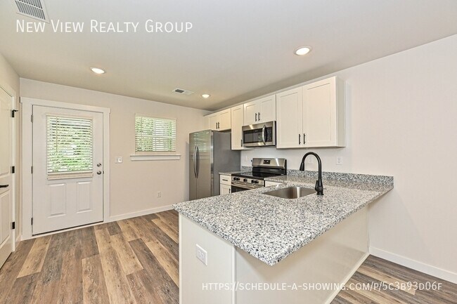 Building Photo - 504 12th Ave NE