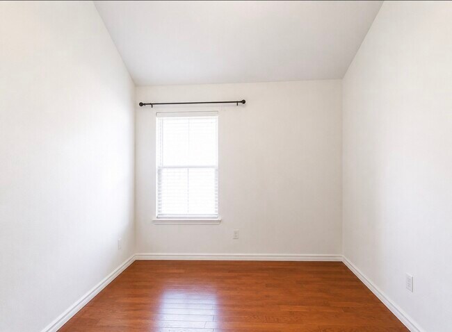 Building Photo - 1318 Colonial Manor Dr