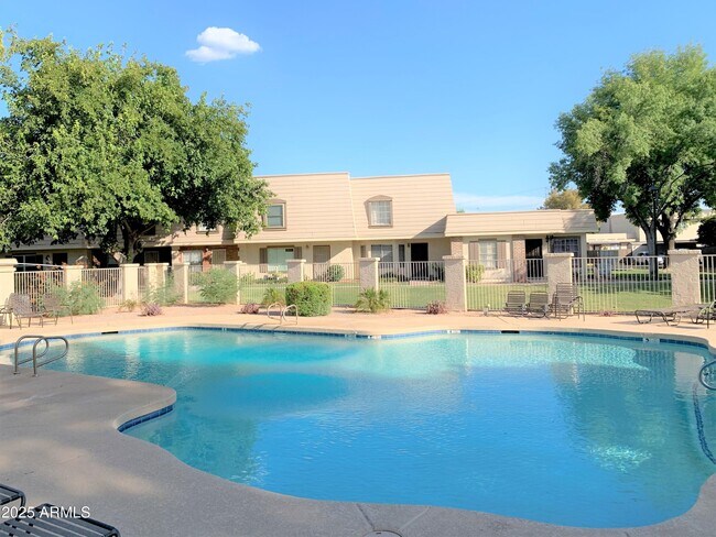Building Photo - 933 E Lodge Dr