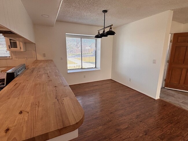 Building Photo - Beautiful Stallion Springs Home With A View!