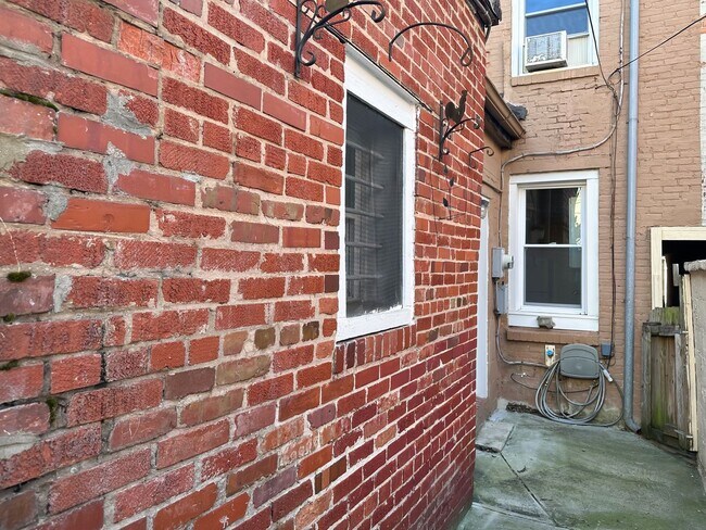 Building Photo - Bright 2 Bed 1 Bath Townhome w/ Den in But...