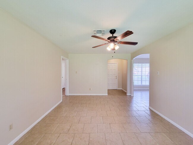 Building Photo - NICE 3 BEDROOM 2 BATH LEASE HOME IN SPRING...