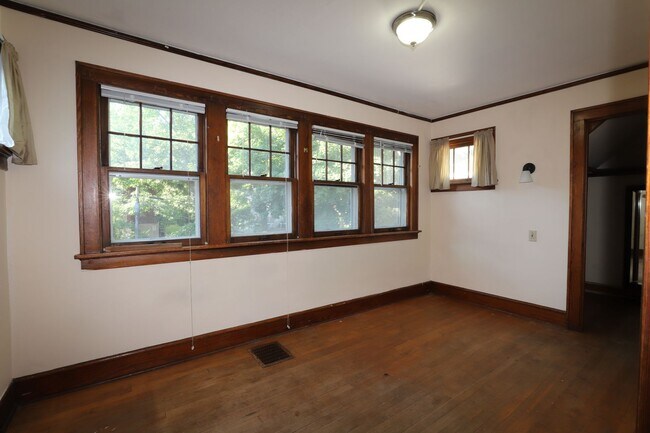 Building Photo - 2021 University Ave