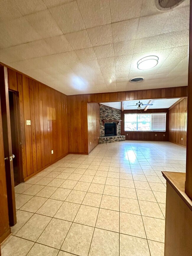 Building Photo - MOVE IN SPECIAL!!!! Charming 3-Bedroom, 2-Bathroom, 2,200 Sq. Ft. Home in Broadmoor Subdivision