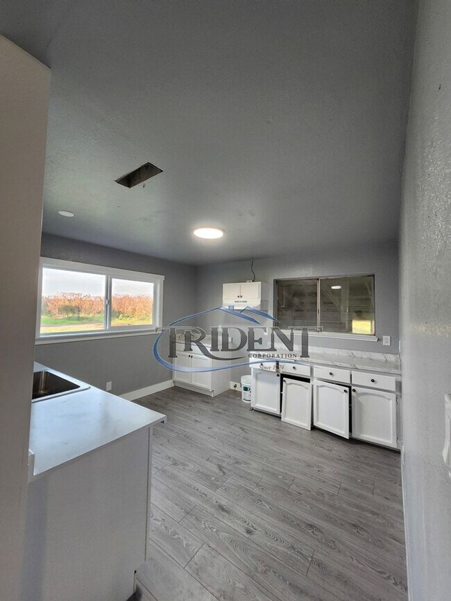 Building Photo - MOVE IN SPECIAL! FRESHLY painted interior! NEW vinyl flooring! This is a 2 Bedroom, 1 bath house ...