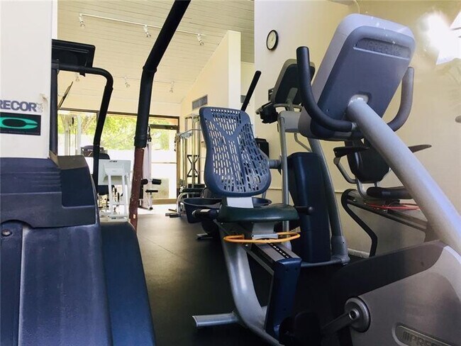 Building Photo - 2112 S Cypress Bend Dr