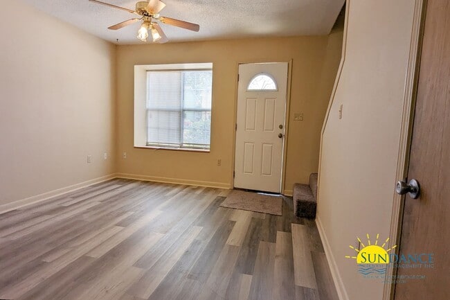 Building Photo - Adorable 2 Bedroom Townhouse located in Fort Walton Beach!