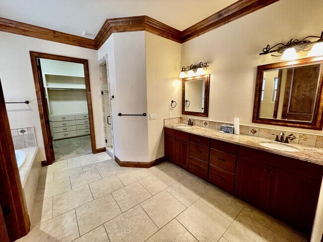 Building Photo - Beautiful Pet-Friendly Home on Green Springs Golf Course