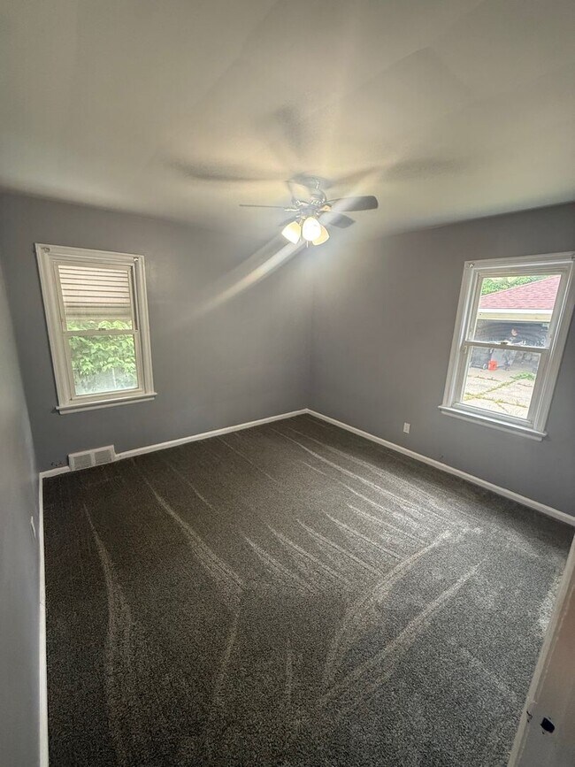 Building Photo - Charming 3 bedroom brick bungalow