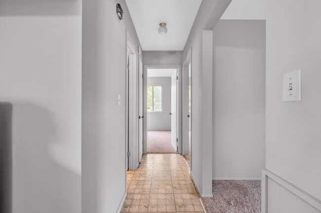 Building Photo - Randel 227