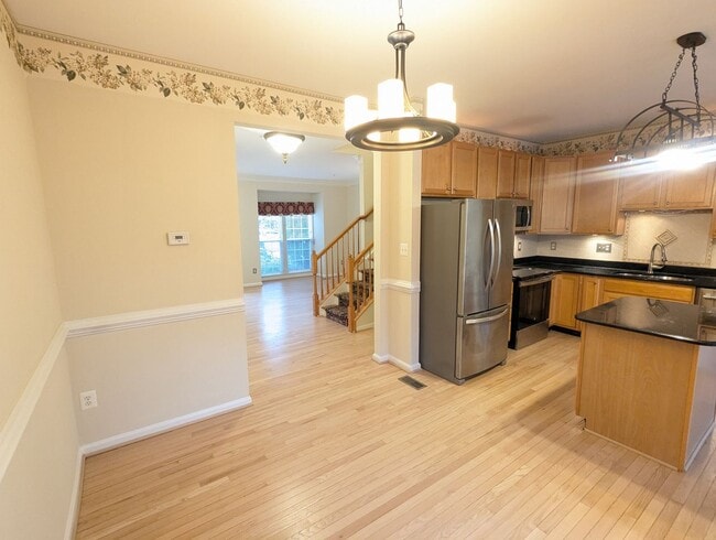 Building Photo - Townhome in *OAKDALE school district* ready for you now!