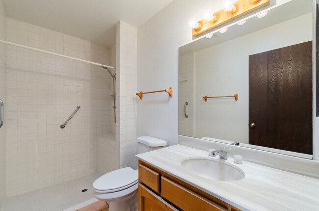 Building Photo - Cozzy Townhome with incredible mountain views! New Kitchen Appliances!