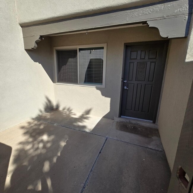 Building Photo - 1048 Monte Largo Dr NE