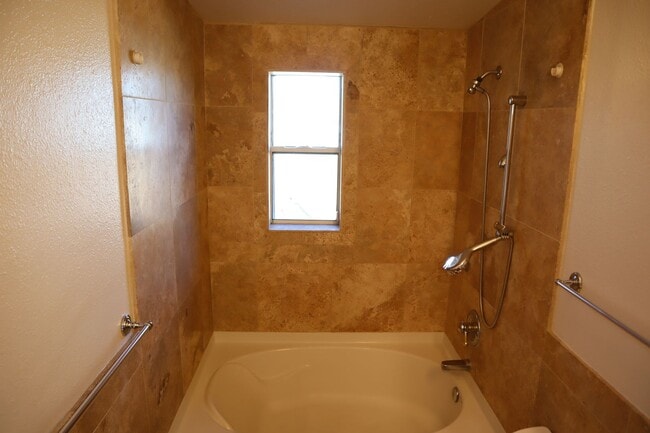 Building Photo - Great home Great price