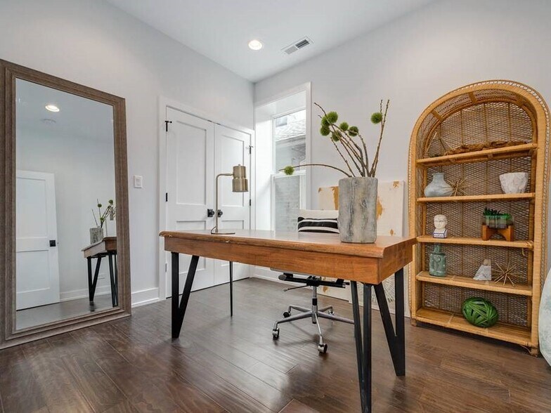 Building Photo - 1815 W Augusta Blvd