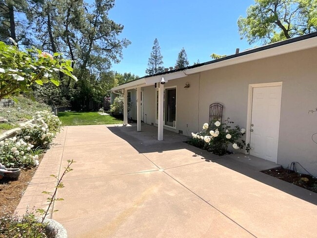 Building Photo - TOP LOCATION & TOP SCHOOLS ! Remodeled SAR...
