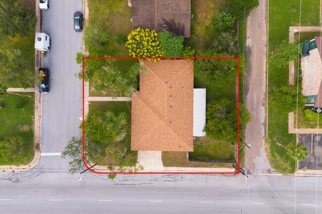 Building Photo - Spacious 3 bedroom, 2 bathroom home in the...